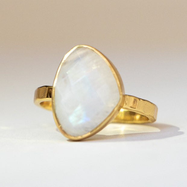 Set on a single band - this Angelic and magical Rainbow Moonstone is centre stage. Perfect addition to a ring stack or bold enough to be worn on its own